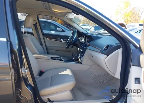 2014 Mercedes-Benz C 300 Luxury 4Matic из США, поврежденный, VIN WDDGF8AB0EA956484